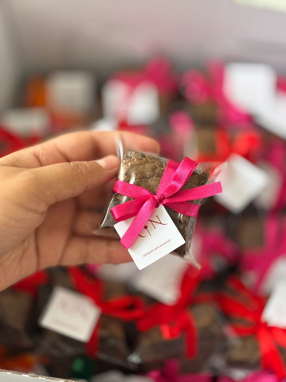 Lembrancinha embalada com laco rosa